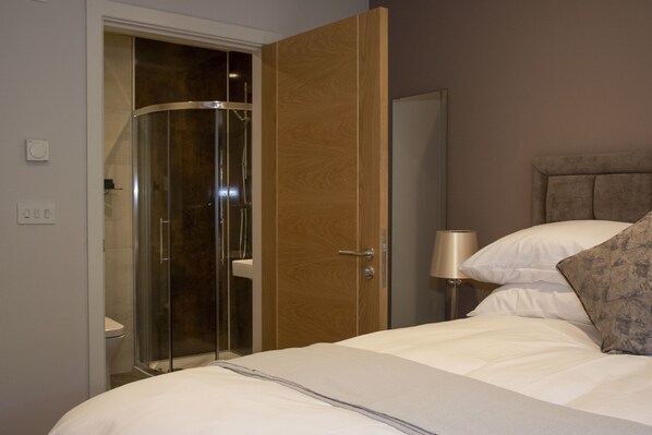 Shower, rainfall showerhead, free toiletries, hair dryer - Rose and Crown (Poole)