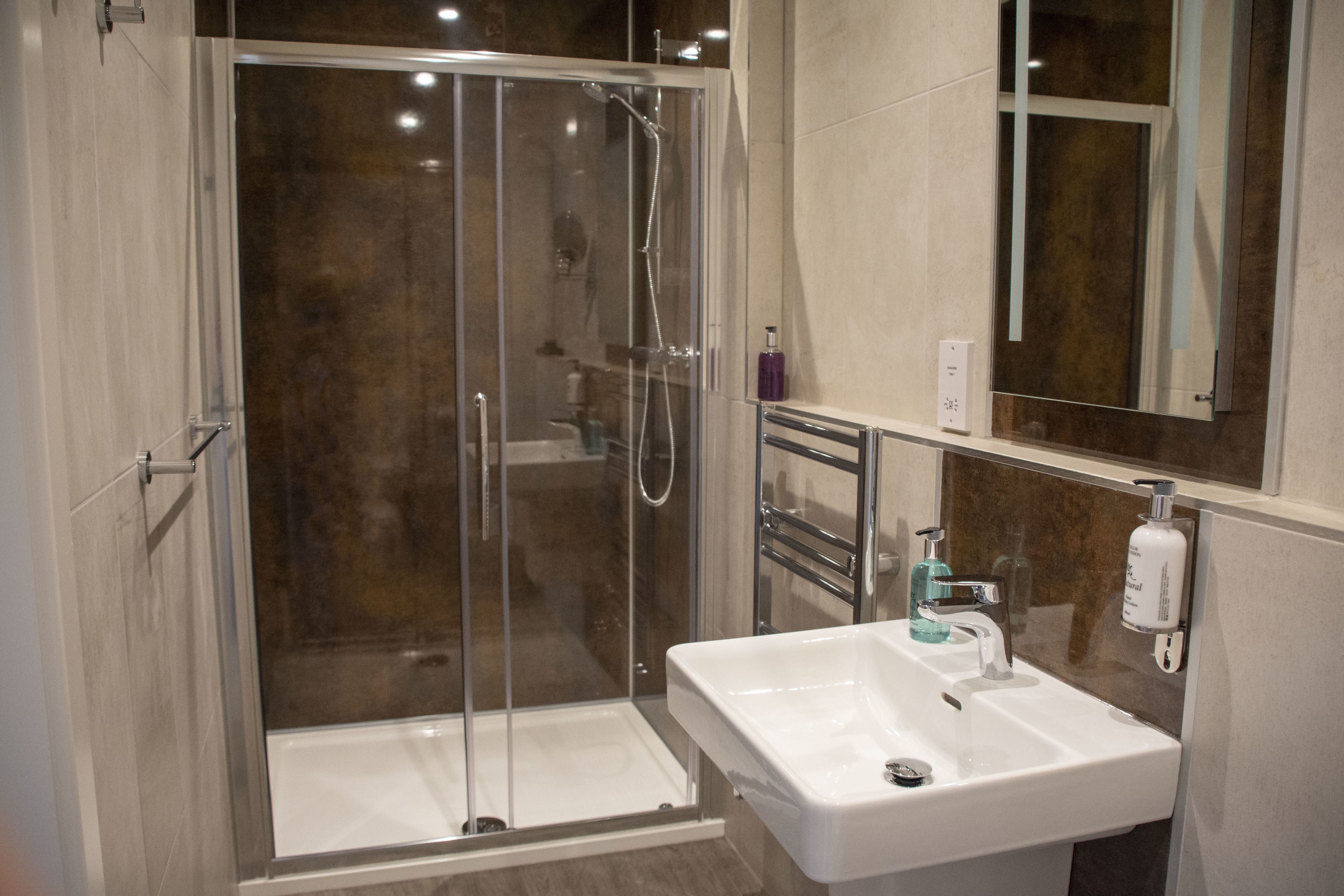 Shower, pancuran hujan, perlengkapan mandi gratis, dan pengering rambut