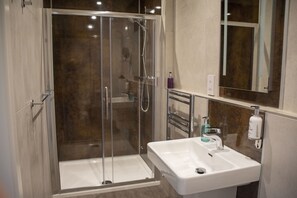 تجهيزات دش، دُش غزير، مستلزمات مجانية للعناية الشخصية، مجففات شعر