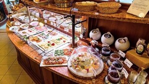 Free daily buffet breakfast - Strandhotel Ostfriesenhof (Borkum)