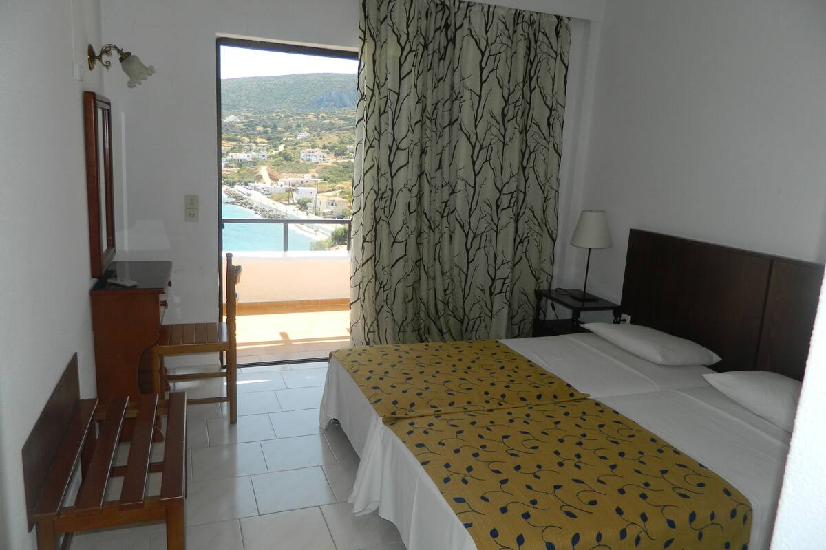 Duplex clássico | Cofres nos quartos, roupa de cama