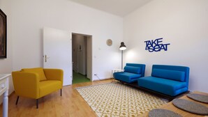 Apartment Top 38 (incl. EUR60 Cleaning, Towel+Linen Fee) | Oppholdsområde | Flatskjerm-TV