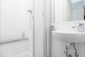 Shower, hair dryer, towels, toilet paper - Green and Quiet Apartment near Center (Vienna)