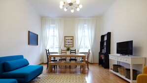 Apartment Top 38 (incl. EUR60 Cleaning, Towel+Linen Fee) | Oppholdsrom | Flatskjerm-TV