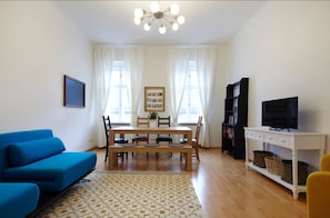 Apartment Top 38 (incl. EUR60 Cleaning, Towel+Linen Fee) | Sala de estar | TV de tela plana
