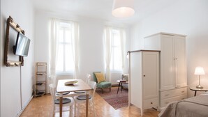 Apartment Top 23 (incl. EUR60 Cleaning, Towel+Linen Fee) | 1 soverom, strykejern/-brett, wi-fi (inkludert) og sengetøy