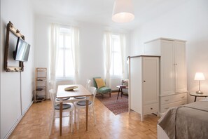 Apartment Top 23 (incl. EUR60 Cleaning, Towel+Linen Fee) | 1 quarto, ferros/tábuas de passar roupa, Wi-Fi de cortesia