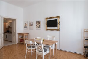 Apartment Top 23 (incl. EUR60 Cleaning, Towel+Linen Fee) | In-room dining