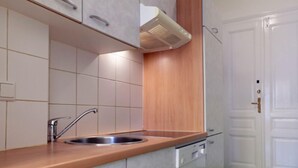 Apartment Top 38 (incl. EUR60 Cleaning, Towel+Linen Fee) | Eget kjøkken | Kaffetrakter/tekoker, kjøleskap, ovn og kokeplater