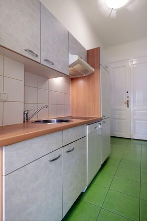 Apartment Top 38 (incl. EUR60 Cleaning, Towel+Linen Fee) | Cozinha privada | Geladeira, fogão, cooktop, cafeteira/chaleira