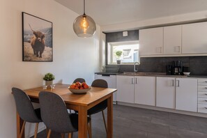 Standaard appartement | Privékeuken | Een koelkast, een microgolfoven