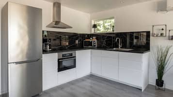 Deluxe Apartment | Private kitchen | Fridge, microwave