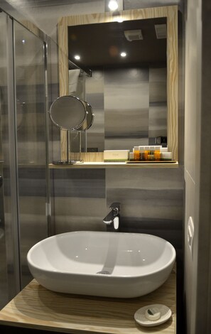 Suite junior, vistas al jardín | Baño | Ducha y cabezal de ducha tipo lluvia