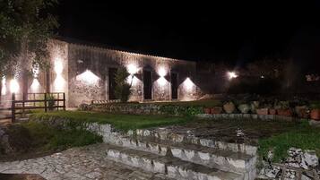 Fachada da propriedade à noite