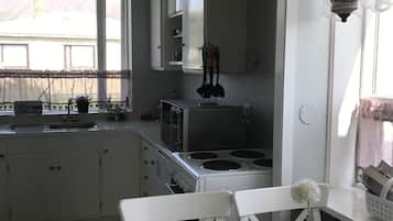 House, 1 Bedroom | In-room dining