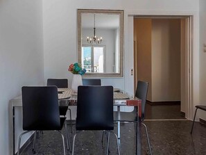 Apartamento clássico, 2 quartos | Opções para refeição no quarto