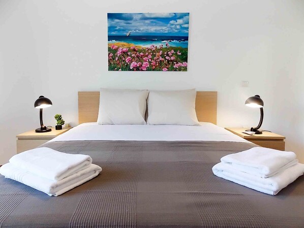 Apartamento clássico, 2 quartos | 2 quartos, espaço de trabalho para notebook