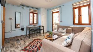 A living room with a sofa, coffee table, and a dining area with chairs and a table. - No 8 Galata (Istanbul)