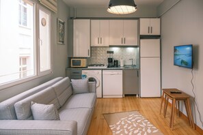 Refrigerador con freezer, microondas, placa de cocina, lavavajillas