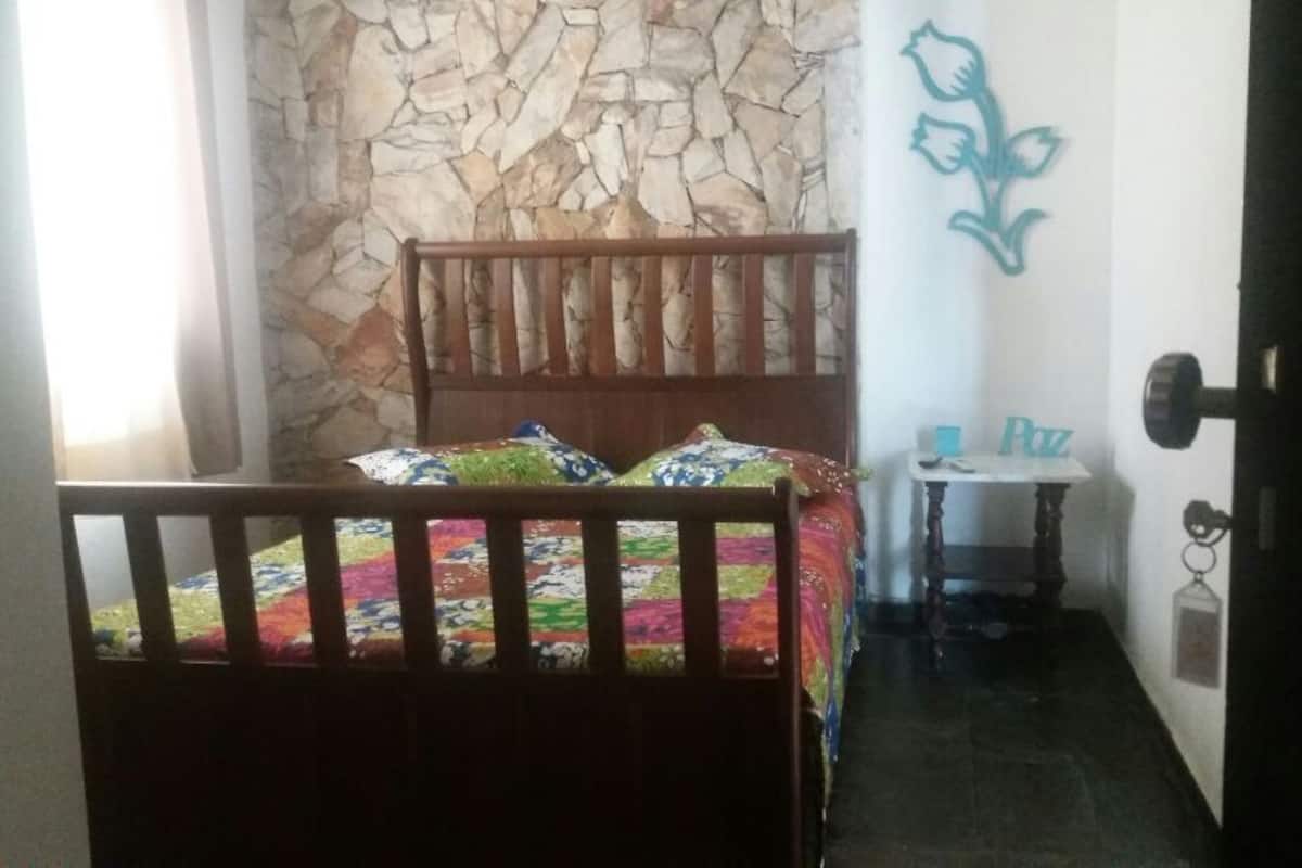 Quarto casal clássico ( suite 12 ) | Wi-Fi de cortesia, roupa de cama