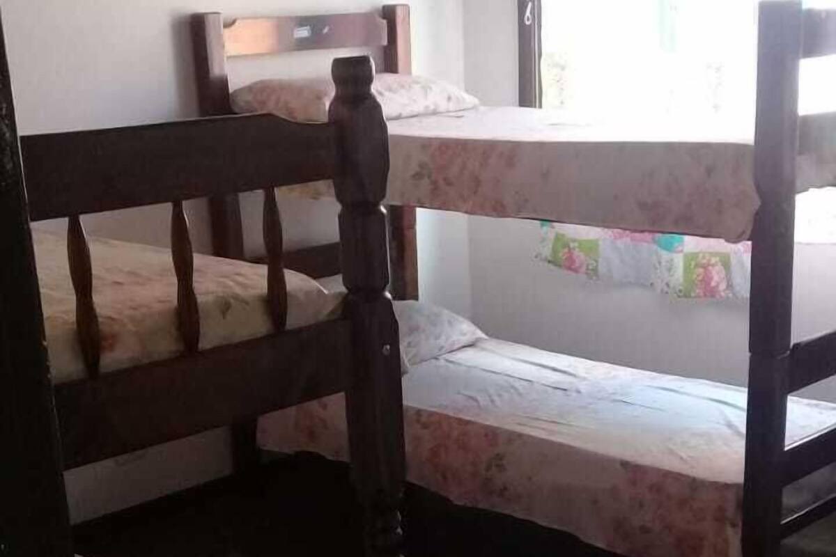Quarto quádruplo econômico ( quarto 7 ) | Wi-Fi de cortesia, roupa de cama