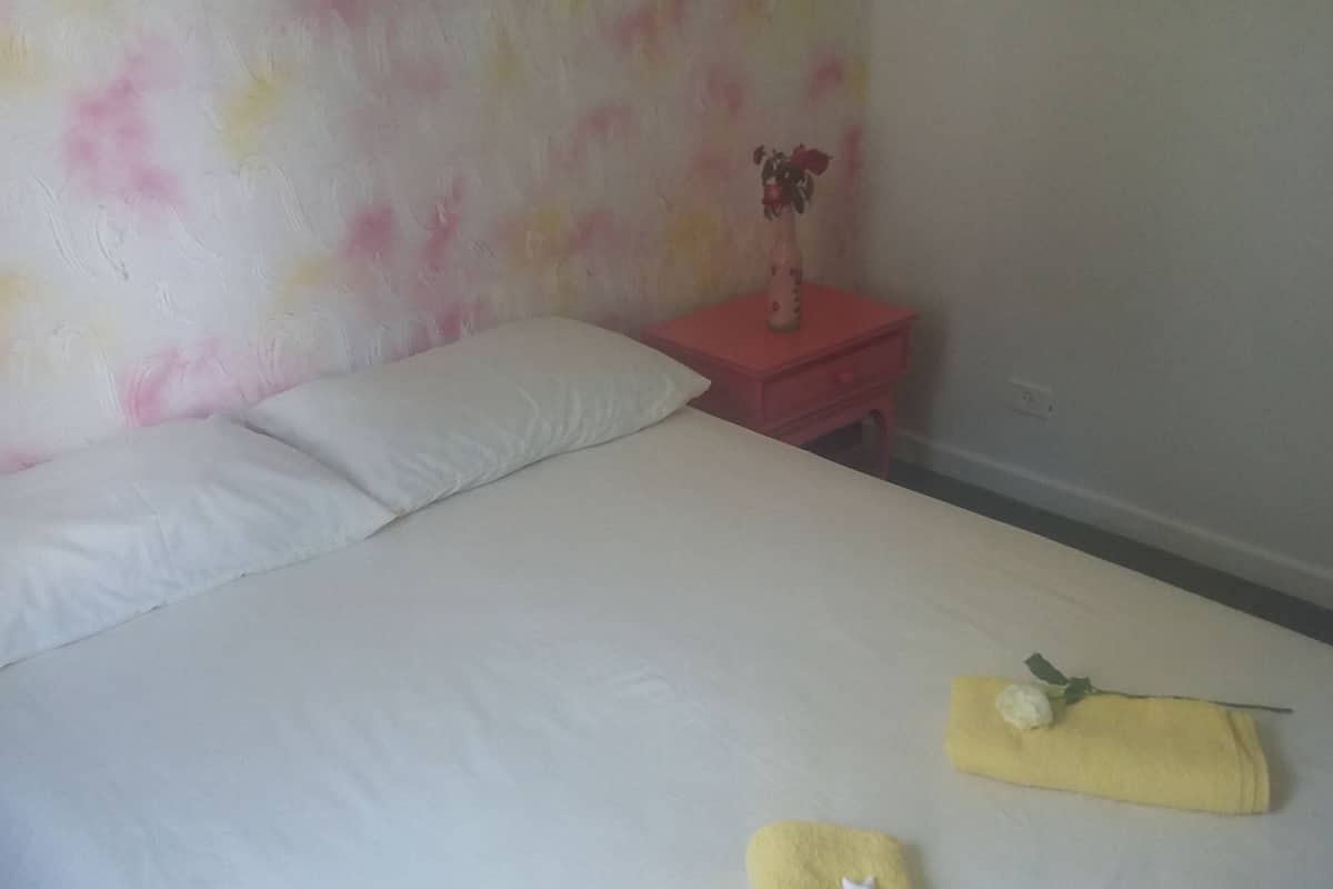 Quarto casal standard ( suite 4 | Wi-Fi de cortesia, roupa de cama