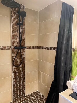 Standard Room | Bathroom | Hair dryer, towels, soap, shampoo