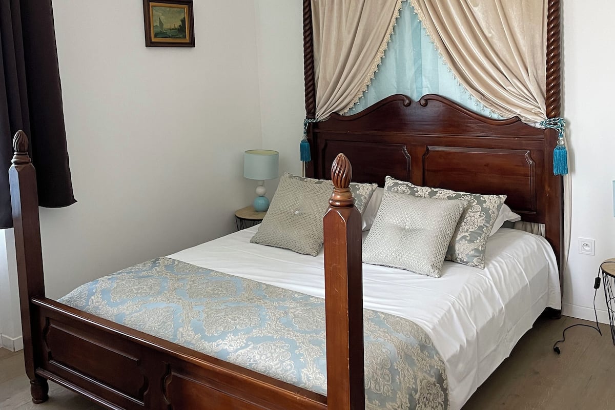1 bedroom, individually decorated, individually furnished, desk