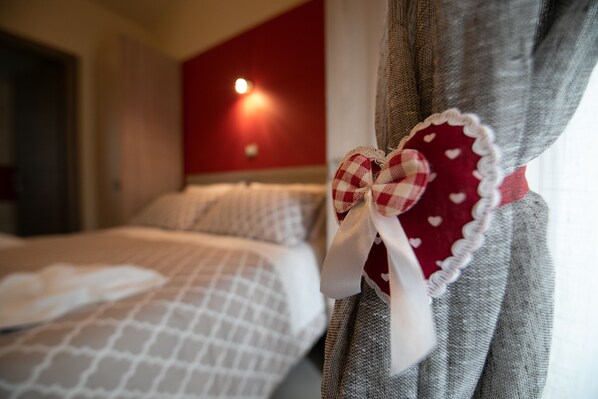 Deluxe Room (Rossa) | Desk, laptop workspace, soundproofing, rollaway beds - Affittacamere La Madonnina (Nicosia)
