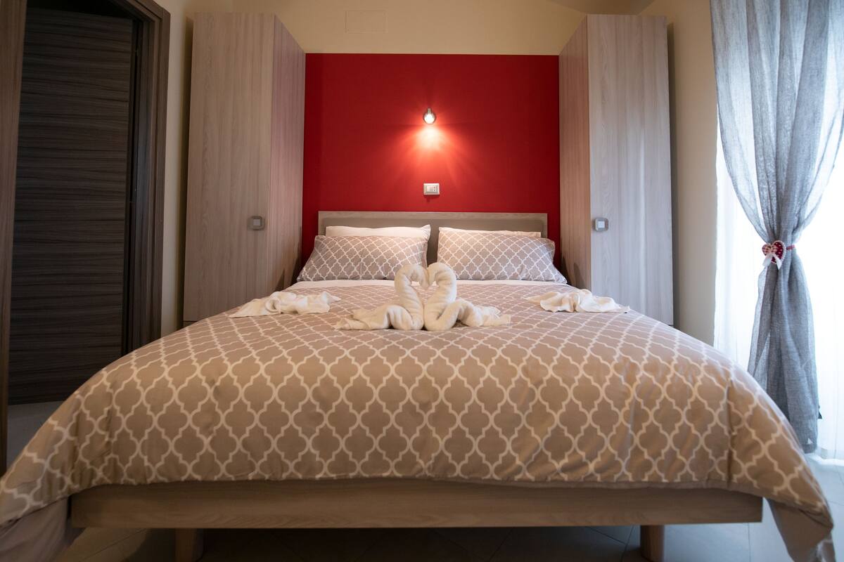 Habitación Deluxe (Rossa) | Escritorio, espacio para trabajar con laptop y insonorización