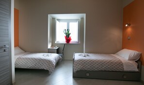 Twin Room (Arancione) | Desk, laptop workspace, soundproofing, rollaway beds - Affittacamere La Madonnina (Nicosia)