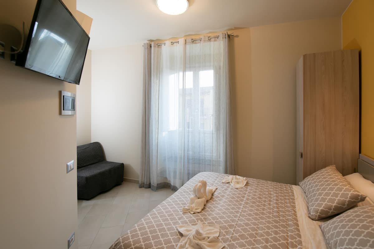Habitación superior (Gialla) | Escritorio, espacio para trabajar con laptop y insonorización