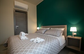 Habitación doble (Verde) | Escritorio y espacio para trabajar con un portátil