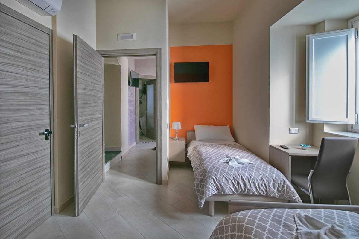 Habitación con 2 camas individuales (Arancione) | Escritorio, espacio para trabajar con laptop y insonorización
