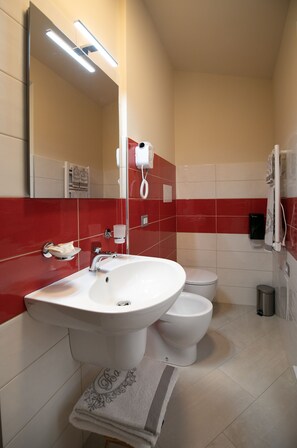 Deluxe Room (Rossa) | Bathroom | Shower, rainfall showerhead, free toiletries, hair dryer - Affittacamere La Madonnina (Nicosia)