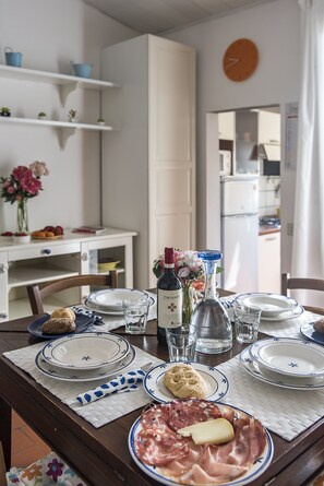 Apartamento, 2 habitaciones | Servicio de comidas en la habitación