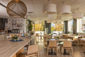 Free daily buffet breakfast
