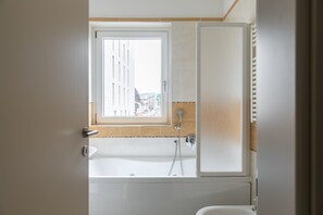 Deluxe Condo (Prestige 10) | Bathroom | Combined shower/bathtub, hair dryer, bidet, towels - Prestige Du Lac Apartments (Lugano)