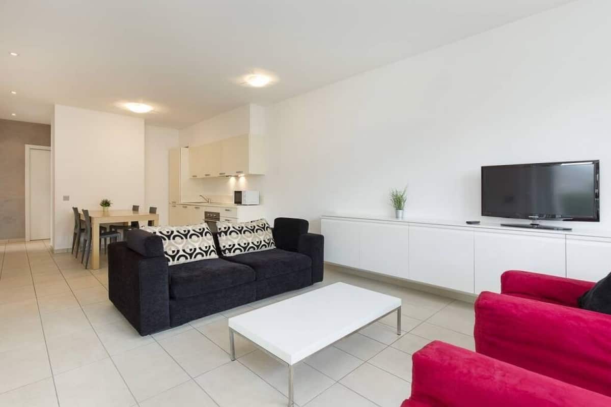 Appartamento, 2 camere da letto, balcone, vista città (Prestige 34) | Area soggiorno | TV a schermo piatto