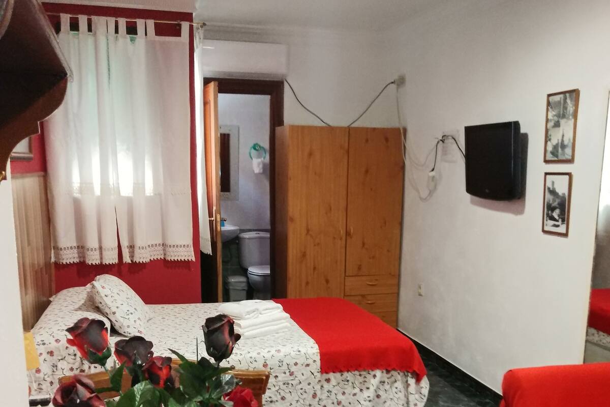 Studio | WiFi (free), bed sheets