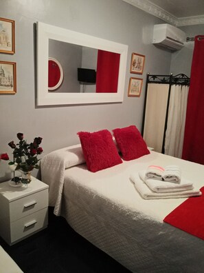 Free WiFi, bed sheets - Pensión Moni Albayzin (Granada)