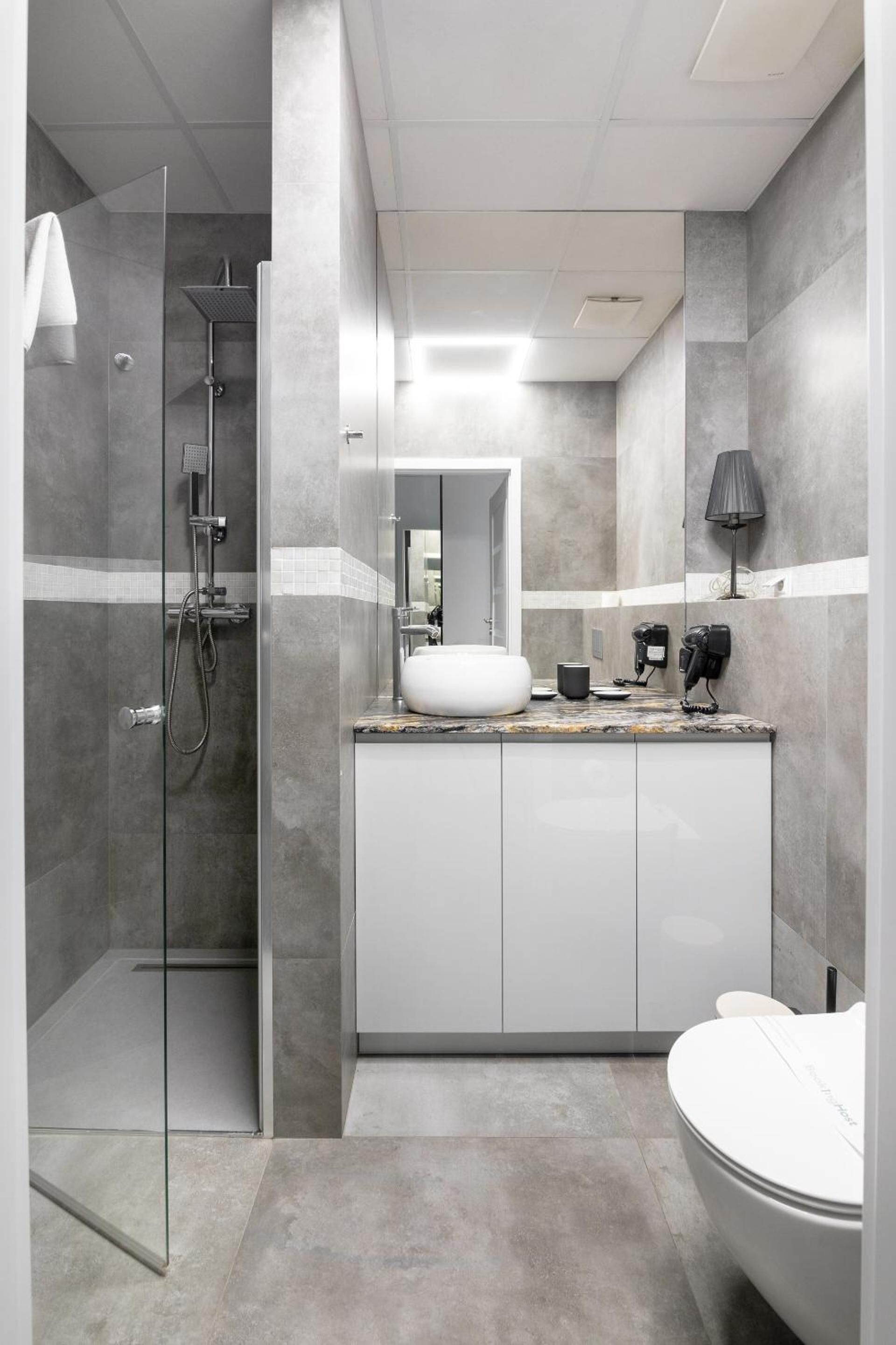 Douche, douche à « effet pluie », articles de toilette gratuits