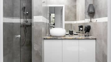 Douche, douche à « effet pluie », articles de toilette gratuits