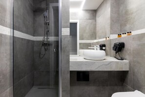 Douche, douche à « effet pluie », articles de toilette gratuits