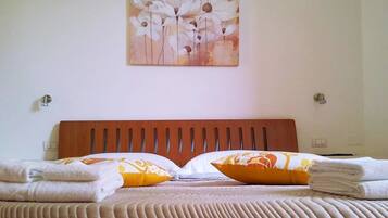 Deluxe-Doppelzimmer, eingeschränkter Meerblick | Bettwäsche aus ägyptischer Baumwolle, hochwertige Bettwaren
