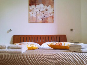 デラックス ダブルルーム パーシャルシービュー | エジプト綿のシーツ、高級寝具、羽毛の掛け布団、低反発ベッド