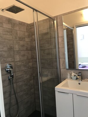 Deluxe-Doppelzimmer, Meerblick | Badezimmer | Dusche, Regendusche, Haartrockner, Bidet
