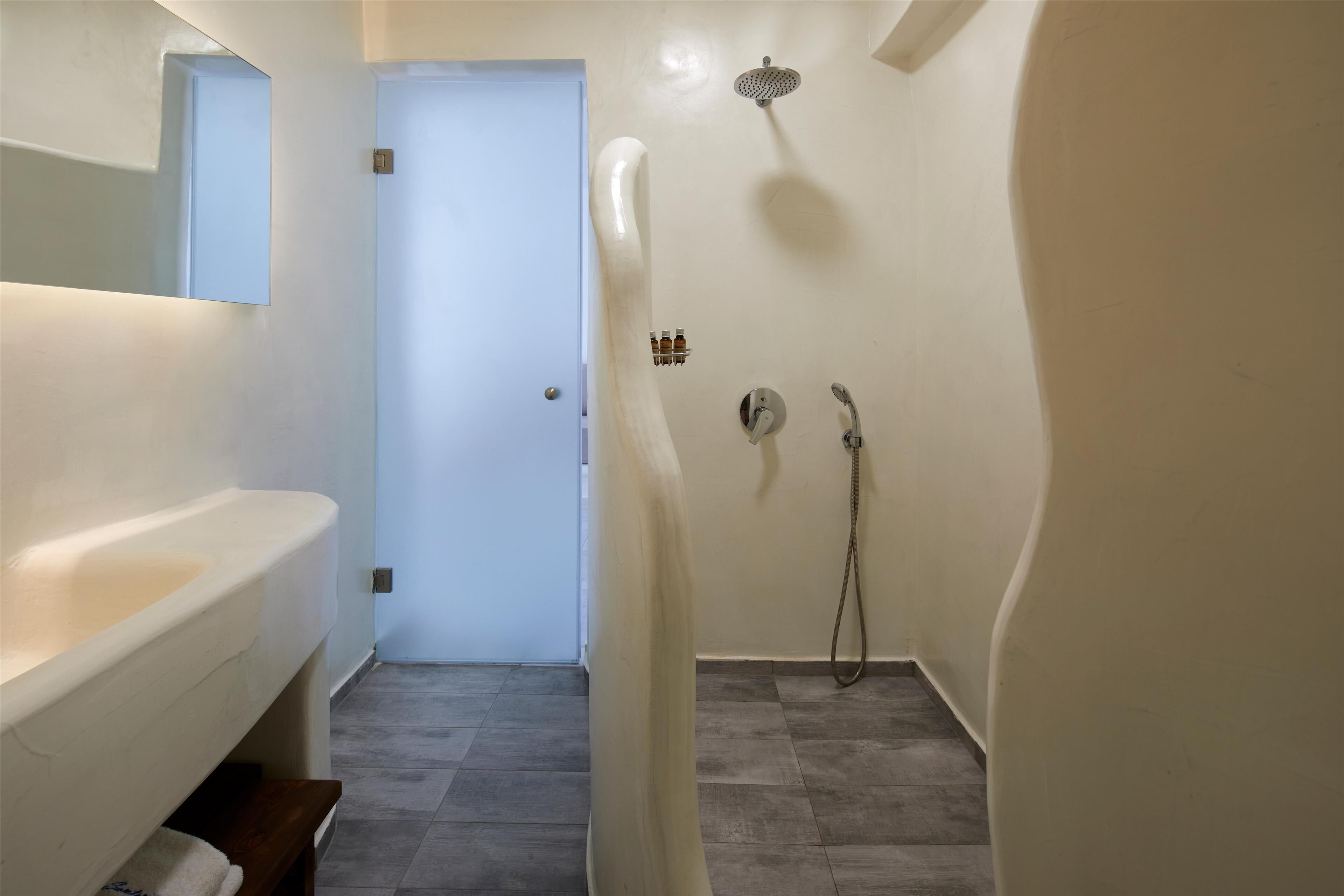 Ein modernes Badezimmer mit Badewanne, Dusche und Toilette.