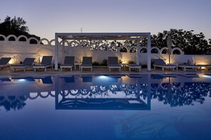 Vista frontal de la propiedad por la tarde o noche