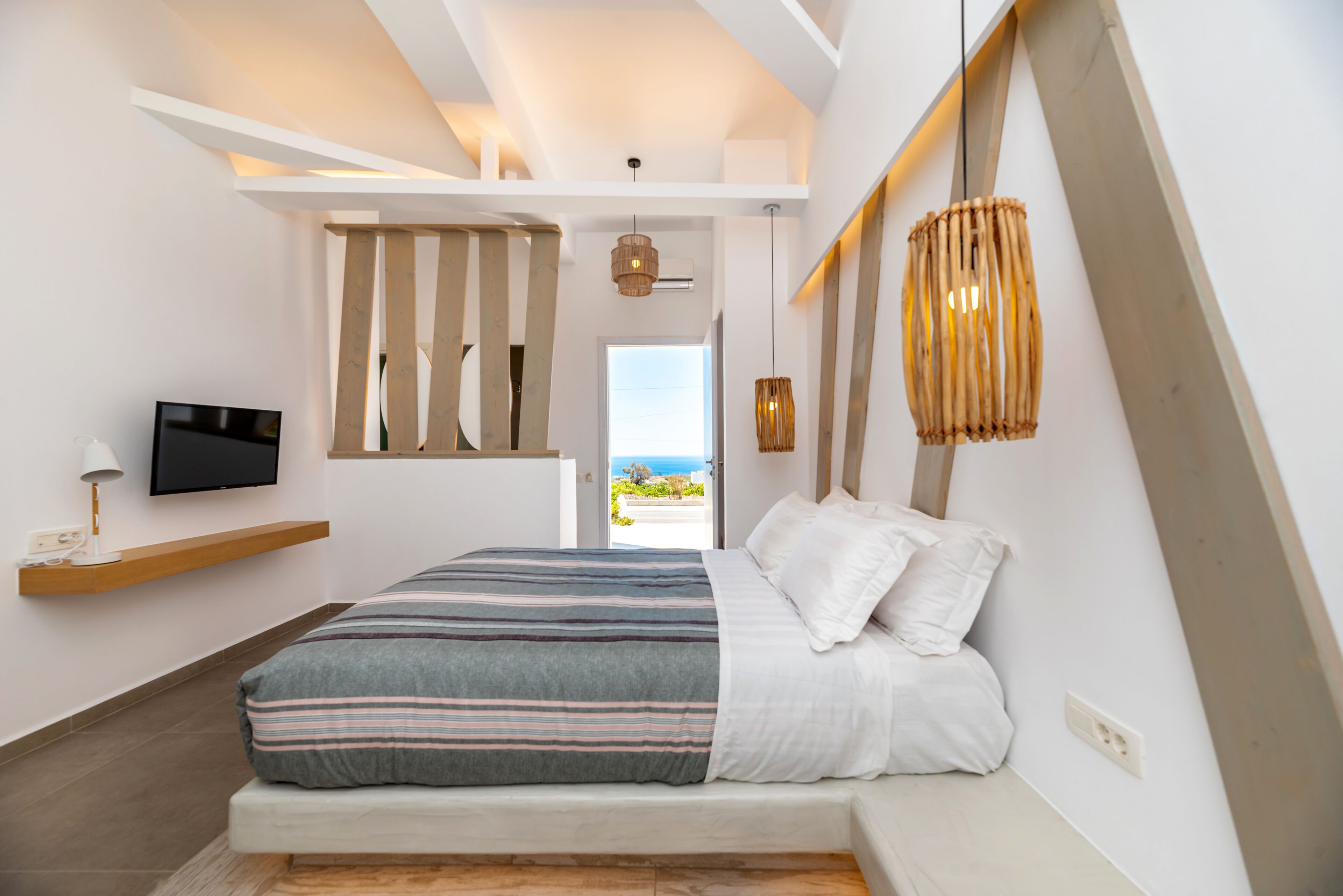 Minibar, caja de seguridad en la habitación y decoración personalizada 